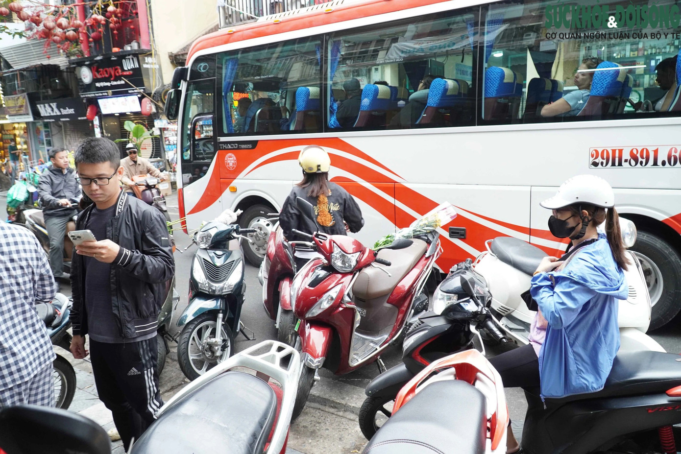 Xe cộ của người tới mua hàng xếp chật kín đường. Xe cộ của người tới mua hàng xếp chật kín đường.