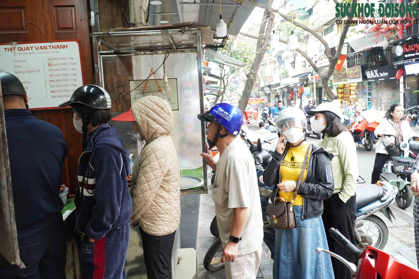 Dù bận nhiều việc nhưng mọi người vẫn tranh thủ mua thịt để có một mâm lễ đầy đủ. Dù bận nhiều việc nhưng mọi người vẫn tranh thủ mua thịt để có một mâm lễ đầy đủ.