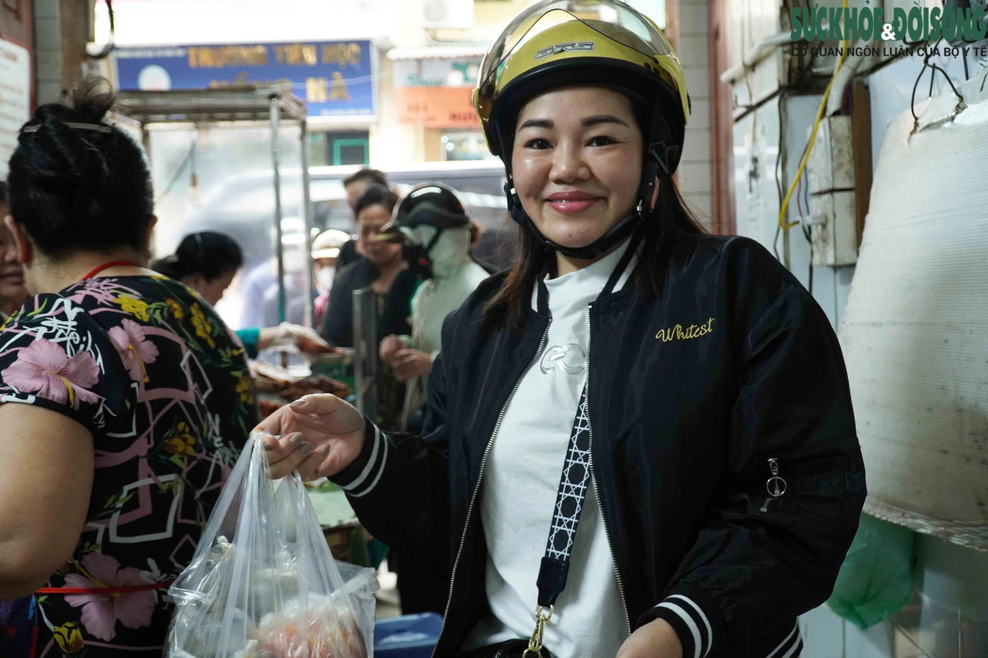 Chị Nguyễn Thị Thái Phương - một khách hàng xếp hàng mua thịt quay tại cửa hàng. Chị Nguyễn Thị Thái Phương - một khách hàng xếp hàng mua thịt quay tại cửa hàng.