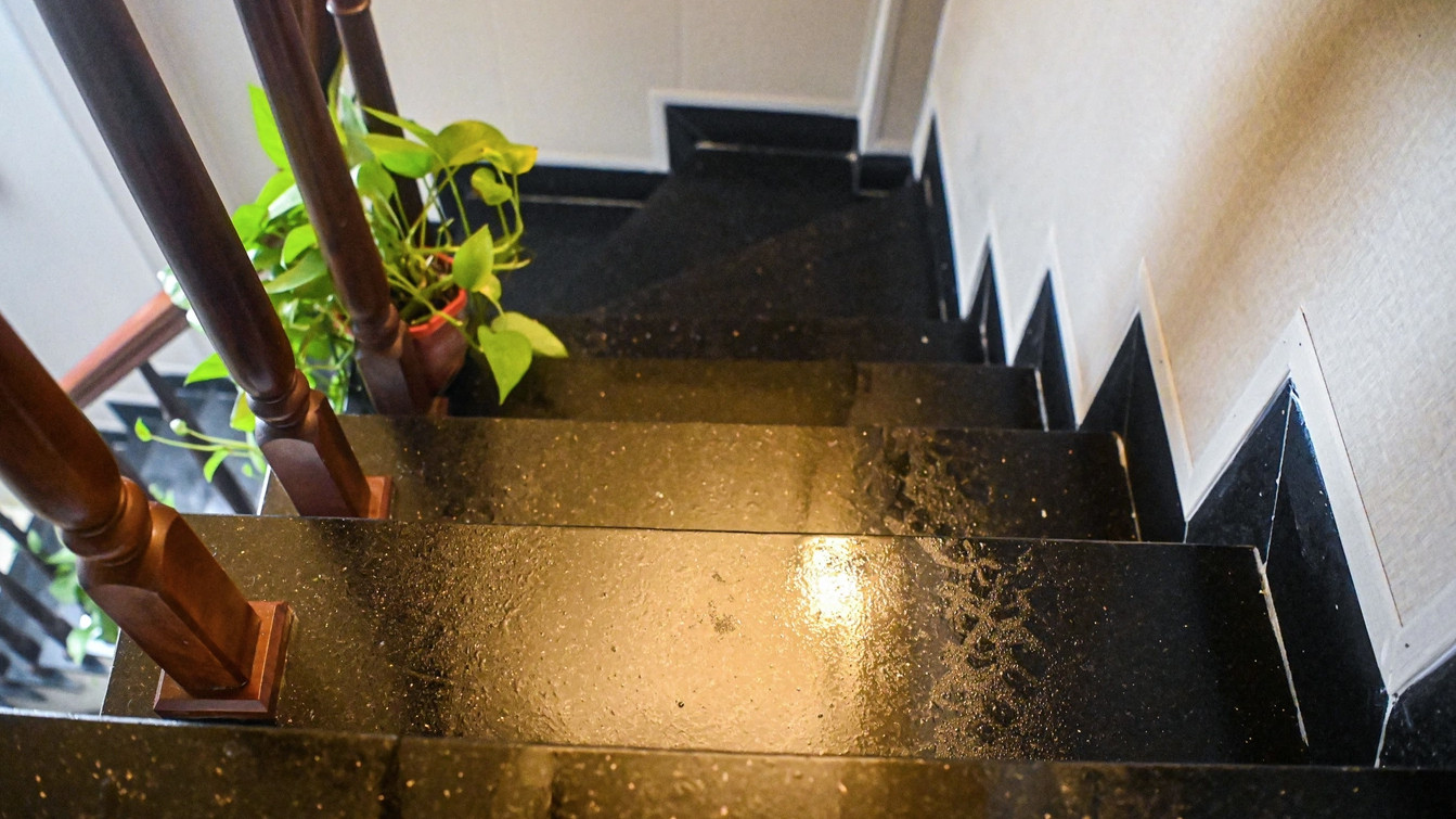 Mặt đá cầu thang luôn trong tình trạng "đổ mồ hôi" (Ảnh: Nhân vật cung cấp).