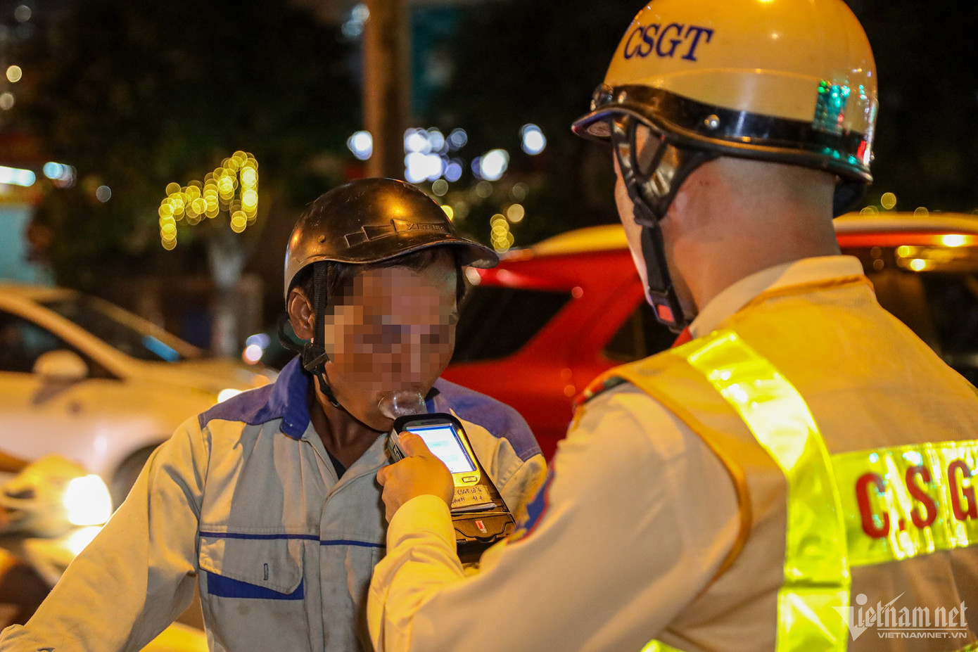 Tài xế H. cho biết, chỉ vì tiếc 3 chén rượu mời nên vi phạm nồng độ cồn. Ảnh: Đình Hiếu