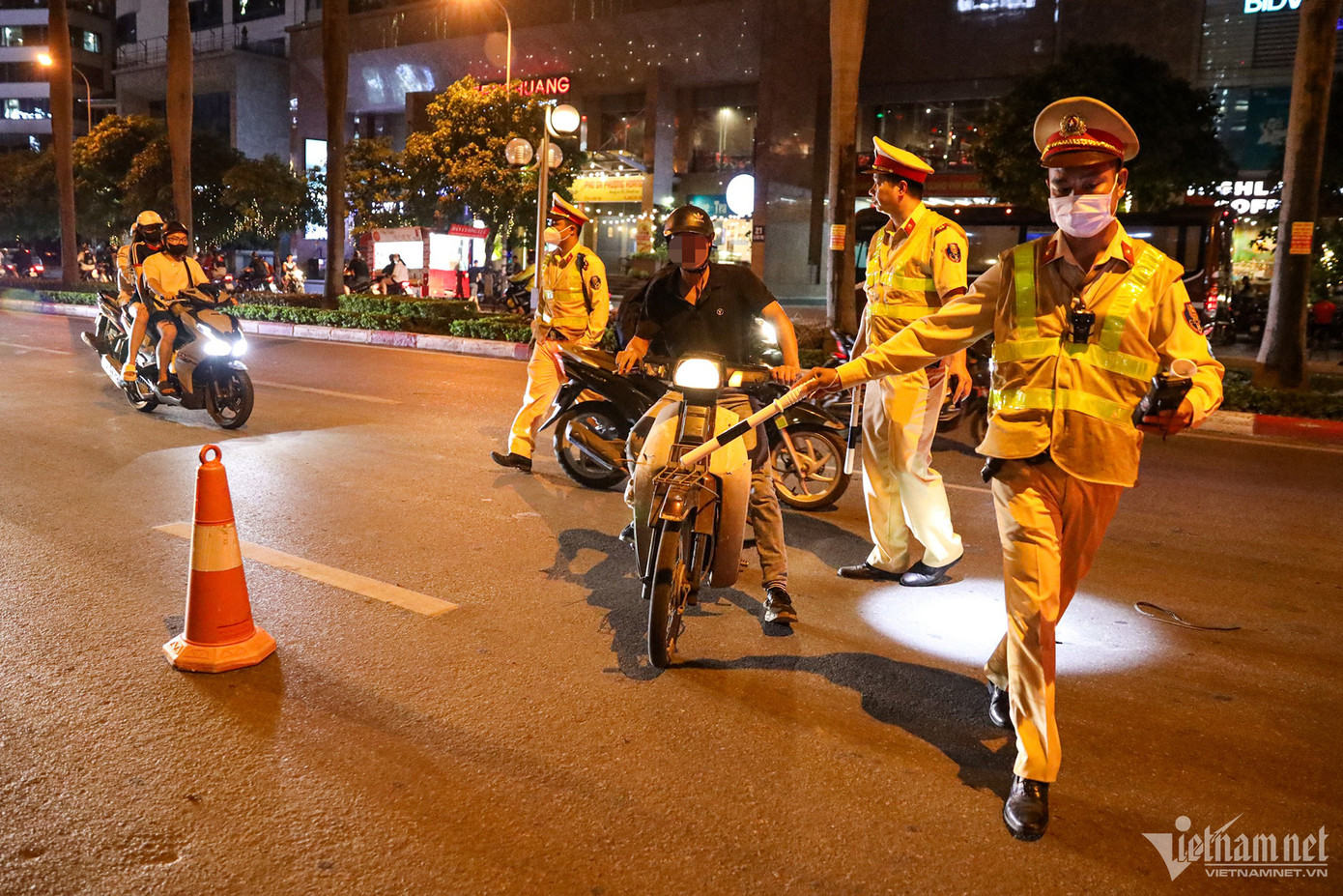 Tổ CSGT lập chốt kiểm tra vi phạm nồng độ cồn tại nút giao phố Hàm Nghi - Lê Đức Thọ. Ảnh: Đình Hiếu