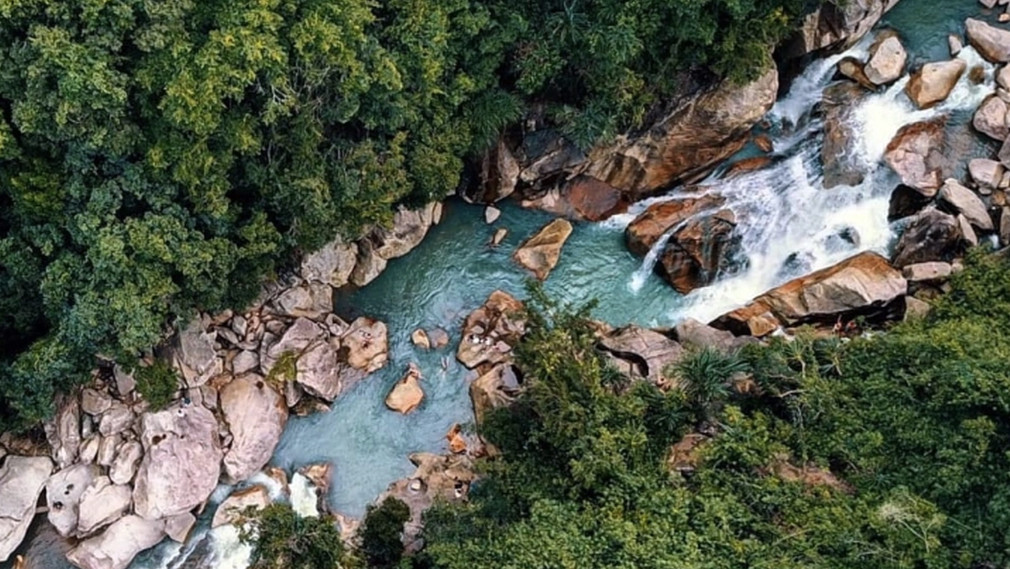 Khu du lịch Ba Hồ có địa hình núi dốc, hiểm trở nên công tác tìm kiếm nạn nhân mất tích gặp nhiều khó khăn (Ảnh: Khu du lịch Ba Hồ). Khu du lịch Ba Hồ có địa hình núi dốc, hiểm trở nên công tác tìm kiếm nạn nhân mất tích gặp nhiều khó khăn (Ảnh: Khu du lịch Ba Hồ).