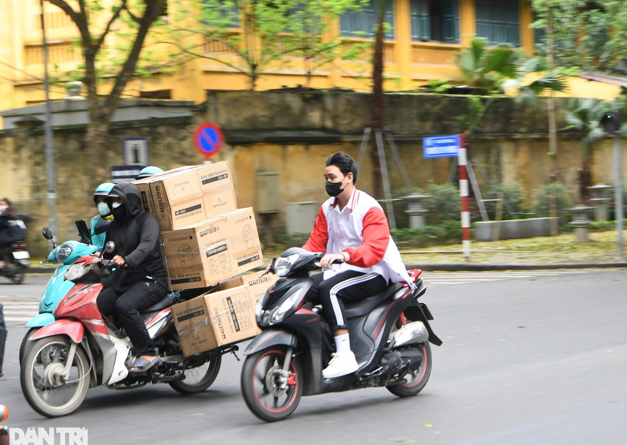 Một nam sinh không đội mũ bảo hiểm, điều khiển xe máy phóng nhanh trên đường Phan Đình Phùng (Ảnh: Trần Thanh).