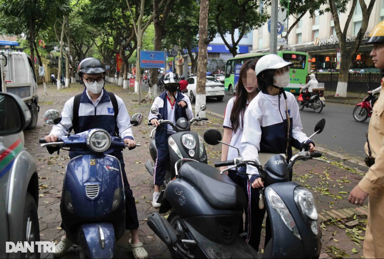 Nhiều học sinh đi xe máy lên vỉa hè bị CSGT xử lý (Ảnh: Trần Thanh).