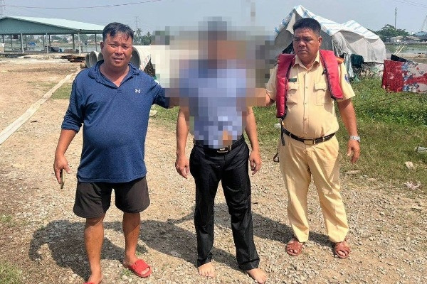 Lực lượng CSGT và người dân cứu người đàn ông nhảy cầu tự tử. Ảnh: CA Lực lượng CSGT và người dân cứu người đàn ông nhảy cầu tự tử. Ảnh: CA