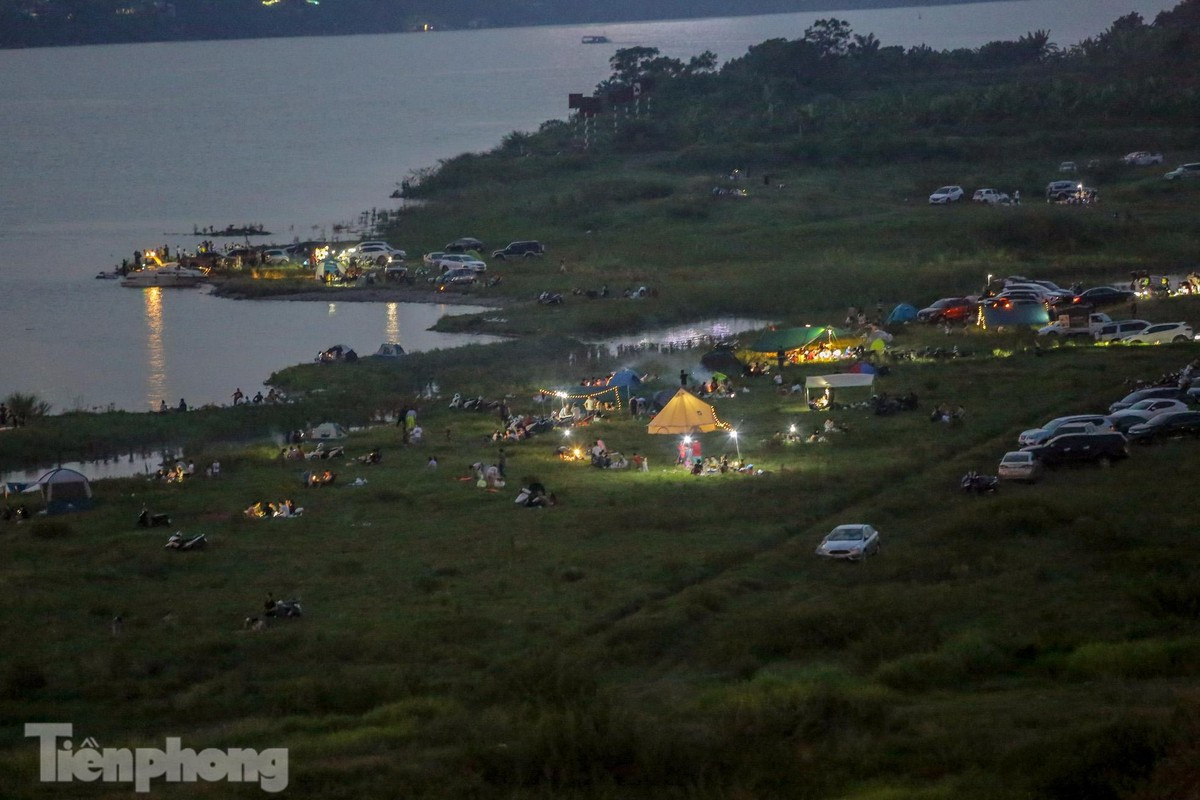 Hình ảnh bãi bồi dưới chân cầu Vĩnh Tuy khi nước sông Hồng chưa dâng cao.