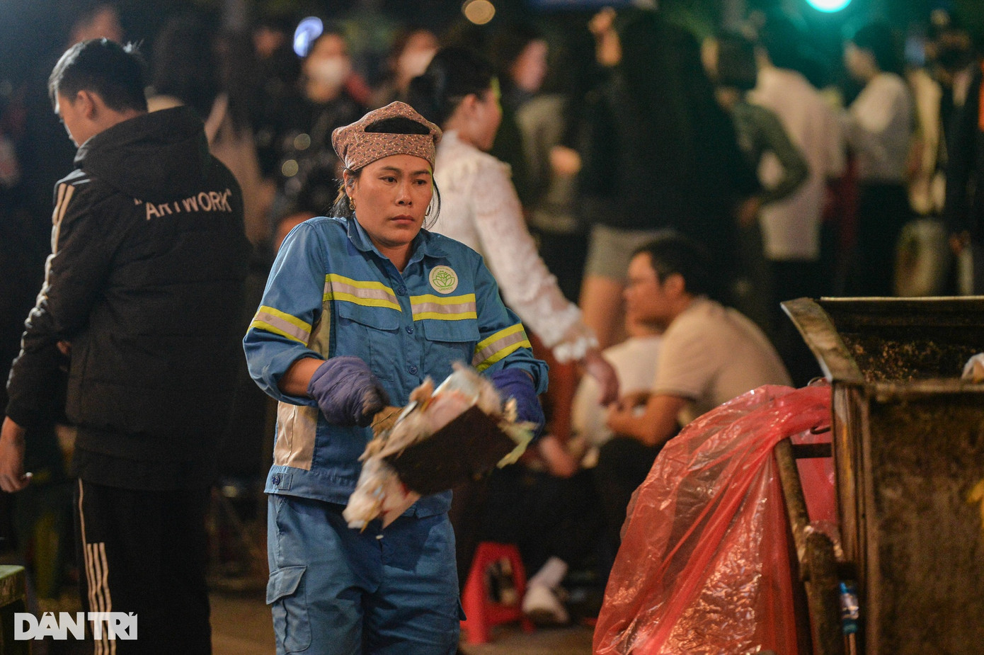 "Nghề này không có nghỉ lễ hay giao thừa, công việc của tôi diễn ra đều đặn trong 365 ngày/năm, bất kể nắng hay mưa", chị Thu chia sẻ.