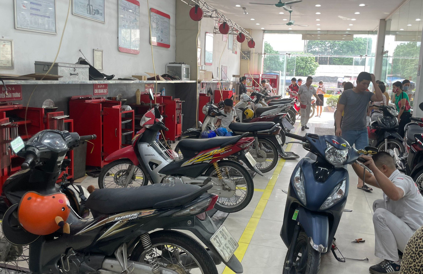 Người dân xếp hàng tại khu vực Thay dầu miễn phí để được một lần trải nghiệm dịch vụ của HEAD Tiến Cường.