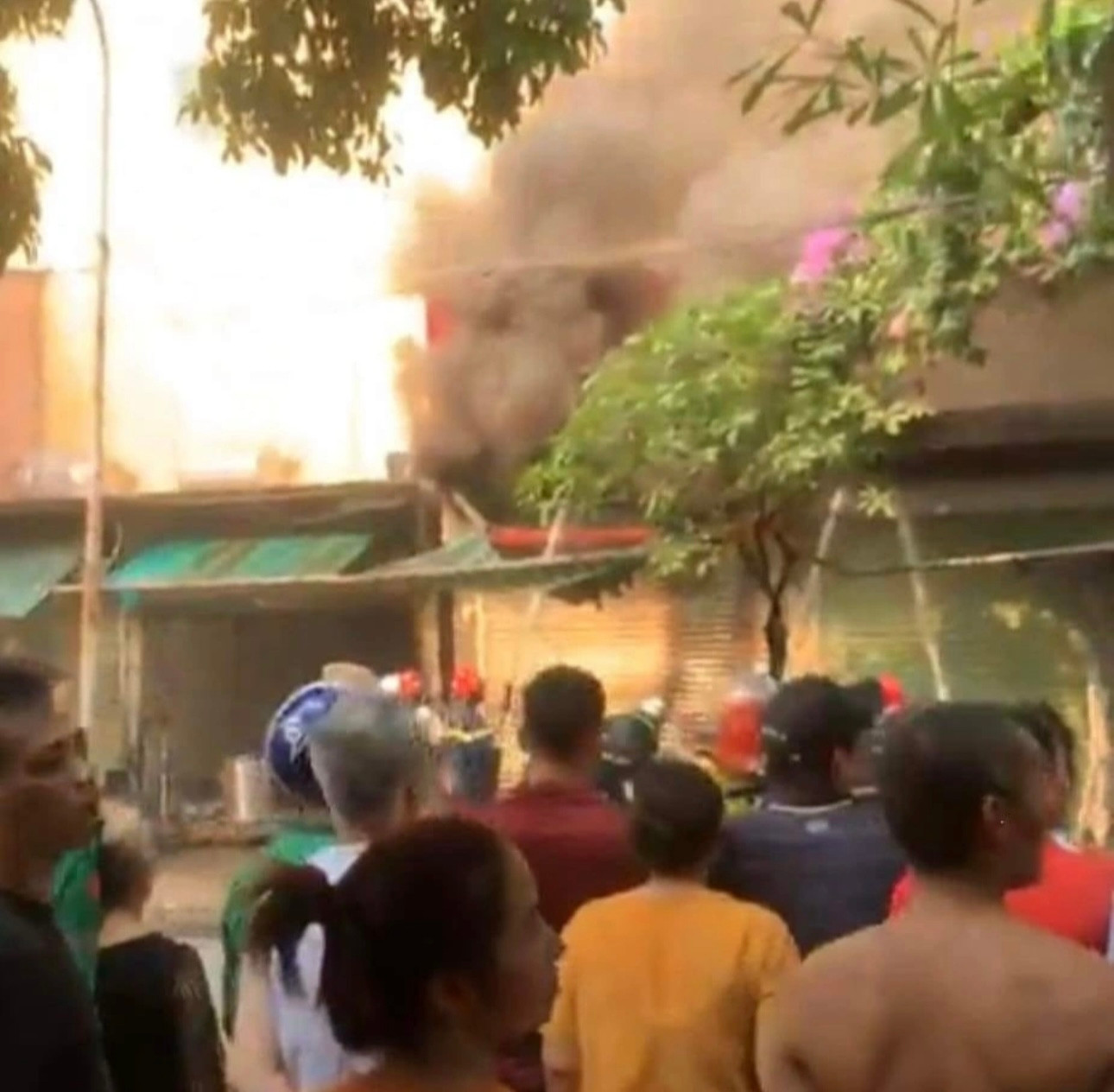 Khói bốc ngùn ngụt từ ngôi nhà cháy (Ảnh: Hoàng Tuấn/Dân trí) Khói bốc ngùn ngụt từ ngôi nhà cháy (Ảnh: Hoàng Tuấn/Dân trí)