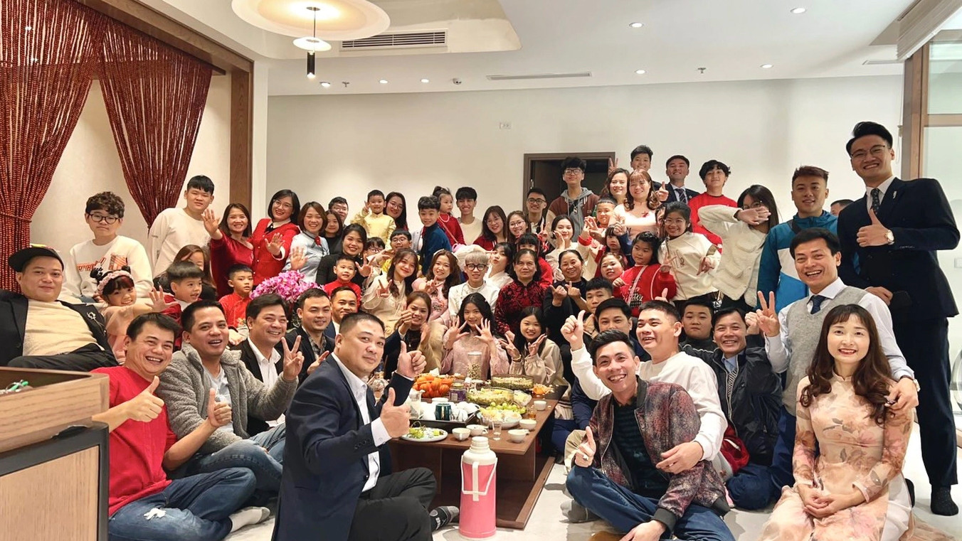 Đại gia đình Hồng Sơn (ngoài cùng bên phải) sum vầy ngày Tết (Ảnh: Nhân vật cung cấp).