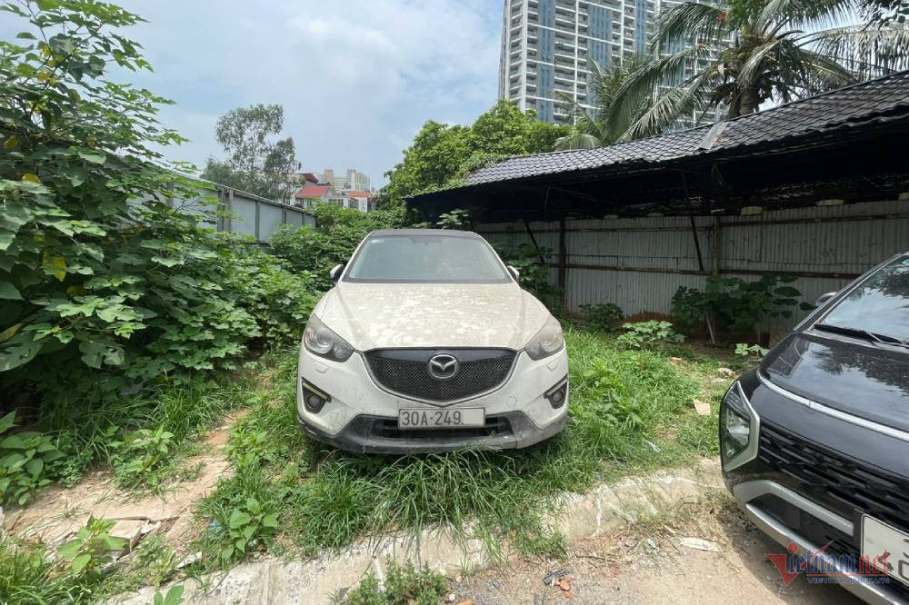 Tại vị trí mới, xe Mazda CX-5 này vẫn phủ một lớp bụi dày, cần gạt mưa của xe đã bị mất. Tại vị trí mới, xe Mazda CX-5 này vẫn phủ một lớp bụi dày, cần gạt mưa của xe đã bị mất.