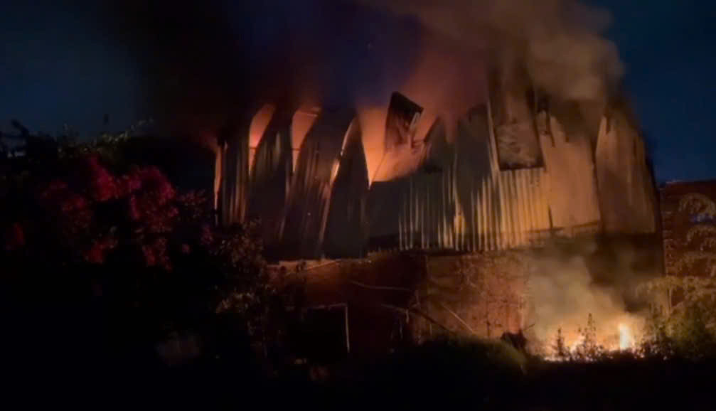 Vụ cháy đã thiêu rụi nhiều tài sản bên trong xưởng làm bao bì, cháy lan sang 2 nhà người dân. Ảnh: M.H