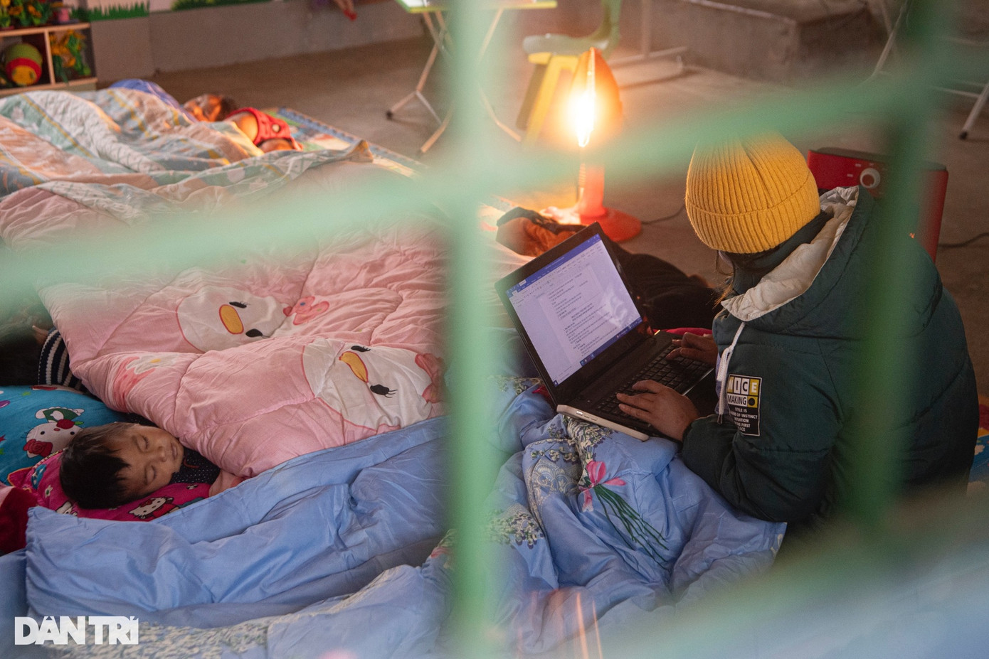 Cô Như cho biết, dưới thời tiết rét như hiện tại thì việc dạy học cũng bị ảnh hưởng nhiều, điều quan trọng phải đảm bảo công tác giữ ấm cho học sinh. So với bình thường, học sinh tới lớp chỉ cần ngồi ghế học thì với nhiệt độ thấp, các giáo viên phải kê phản, trải đệm, đem chăn ra đắp, bạn nào chưa ấm thì mặc thêm áo ấm. Cô Như cho biết, dưới thời tiết rét như hiện tại thì việc dạy học cũng bị ảnh hưởng nhiều, điều quan trọng phải đảm bảo công tác giữ ấm cho học sinh. So với bình thường, học sinh tới lớp chỉ cần ngồi ghế học thì với nhiệt độ thấp, các giáo viên phải kê phản, trải đệm, đem chăn ra đắp, bạn nào chưa ấm thì mặc thêm áo ấm.