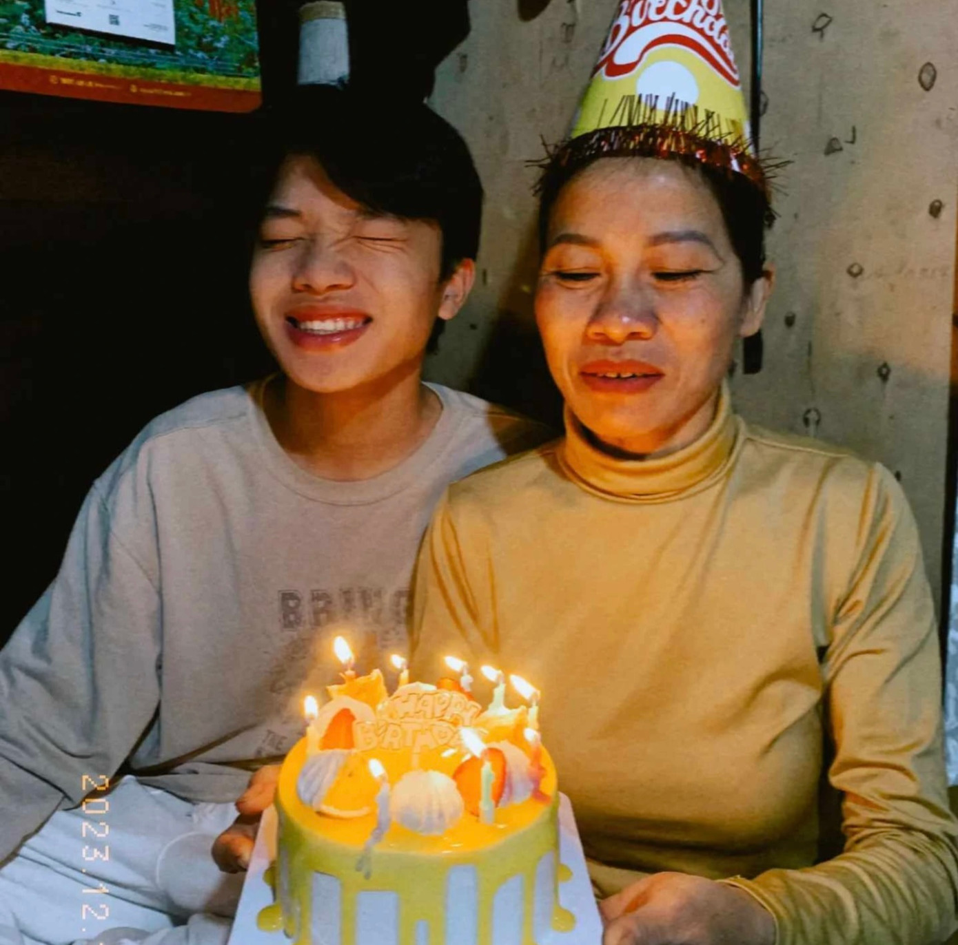 Trung bí mật mua bánh, đợi mẹ đi làm về để chúc mừng sinh nhật (Ảnh: Nhân vật cung cấp).