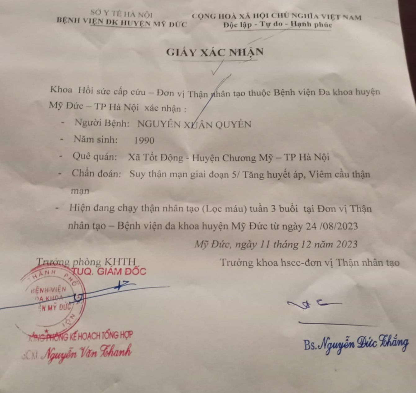 Ba bố con anh Quyền và giấy xác nhận anh Quyền đang suy thận giai đoạn 5. Ba bố con anh Quyền và giấy xác nhận anh Quyền đang suy thận giai đoạn 5.
