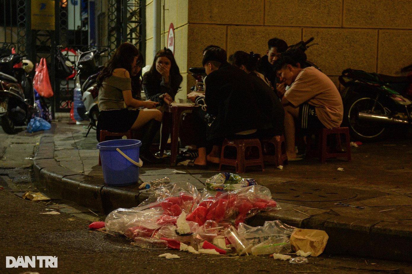 Người dân vứt rác bừa bãi khắp nơi từ vỉa hè, bồn cây, dưới lòng đường đến cả các bốt điện.