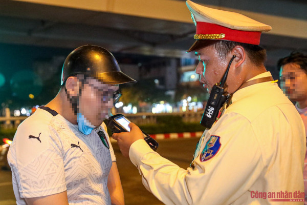 CSGT kiểm tra nồng độ cồn tài xế D.N.D.