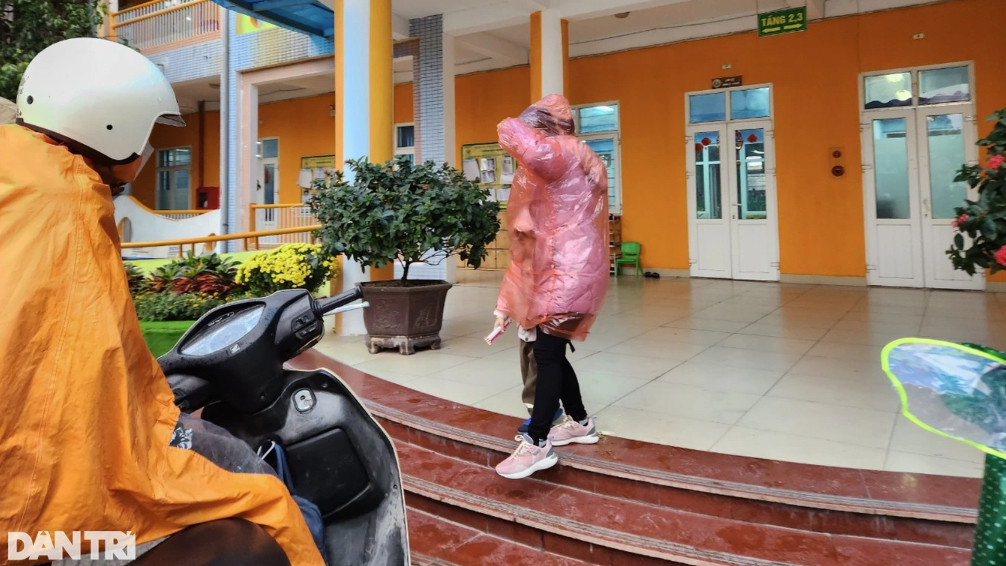 Một phụ huynh đưa con về vì cả lớp không có bạn nào đi học vì mưa rét (Ảnh: Hồng Anh). Một phụ huynh đưa con về vì cả lớp không có bạn nào đi học vì mưa rét (Ảnh: Hồng Anh).