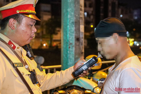 Một trường hợp tài xế xe máy khác bị phát hiện vi phạm.