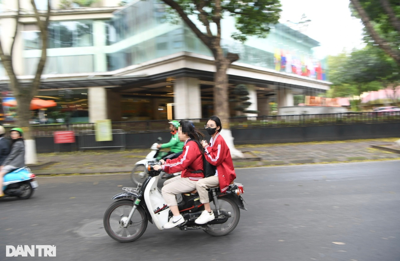 2 nữ sinh "đầu trần" phóng xe trên đường Phan Đình Phùng (Ảnh: Trần Thanh).