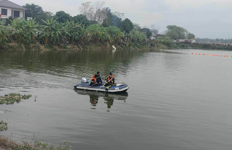 Lực lượng chức năng tìm kiếm nạn nhân. Ảnh: Minh Nguyễn