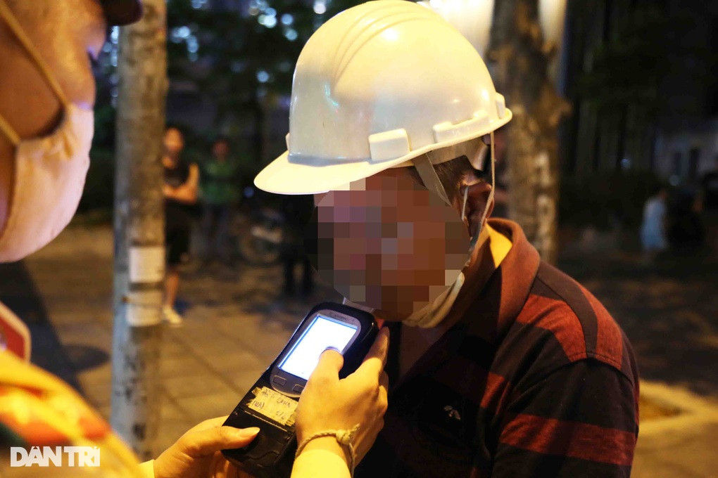 Anh N. cho biết cuối tuần ngồi nhậu với đồng nghiệp và uống quá chén (Ảnh: Trần Thanh).