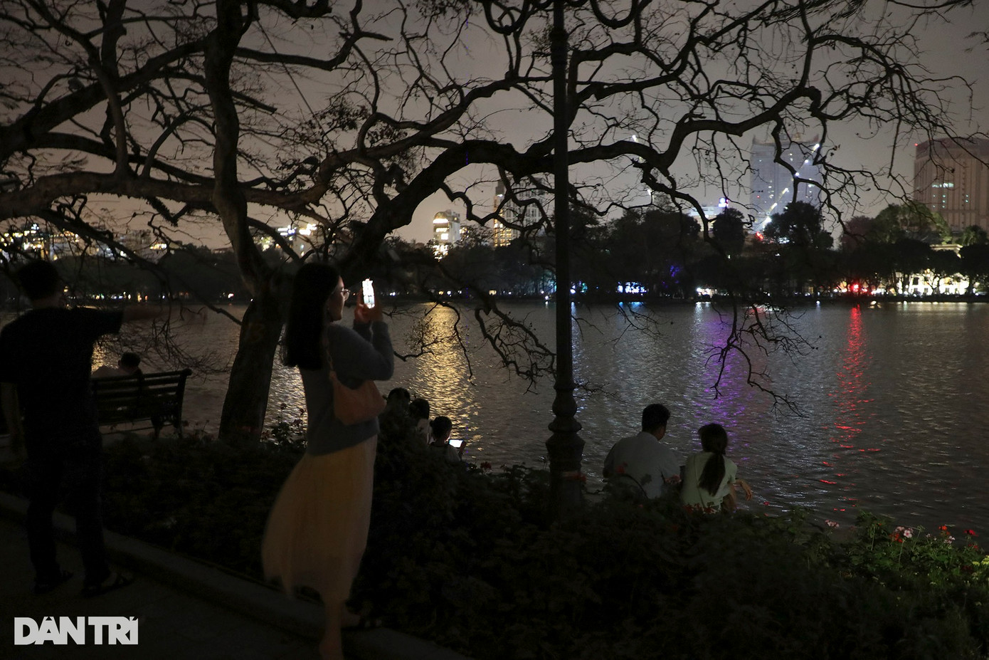 Khi các ngọn đèn chiếu sáng tắt, nền trời lại trở nên sáng hơn không gian thành phố. Khi các ngọn đèn chiếu sáng tắt, nền trời lại trở nên sáng hơn không gian thành phố.