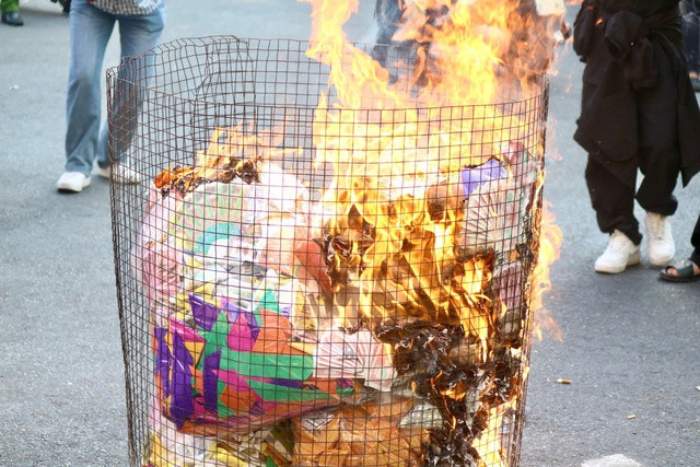 Chỉ đốt vàng mã, không rải tiền