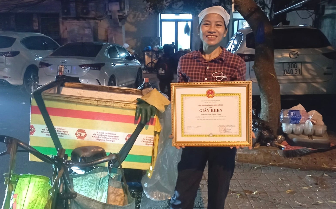 Bà Vân cười hạnh phúc bên tấm giấy khen sinh viên giỏi của con trai (Ảnh: Nhân vật cung cấp).