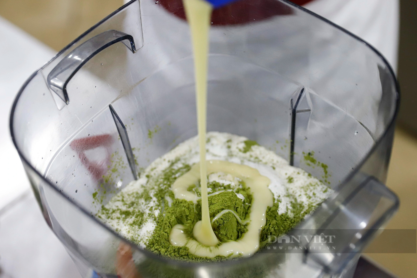 Nguyên liệu chính của những que kem này là bột kem được nhập từ Italia, bột sữa được nhập từ Thái Lan, hoa quả Việt Nam để tạo vị như bơ, sầu riêng, mãng cầu, chuối, xoài, bột cacao của Đắk Lắk, bột trà xanh Thái Nguyên và một số loại mứt tạo vị.