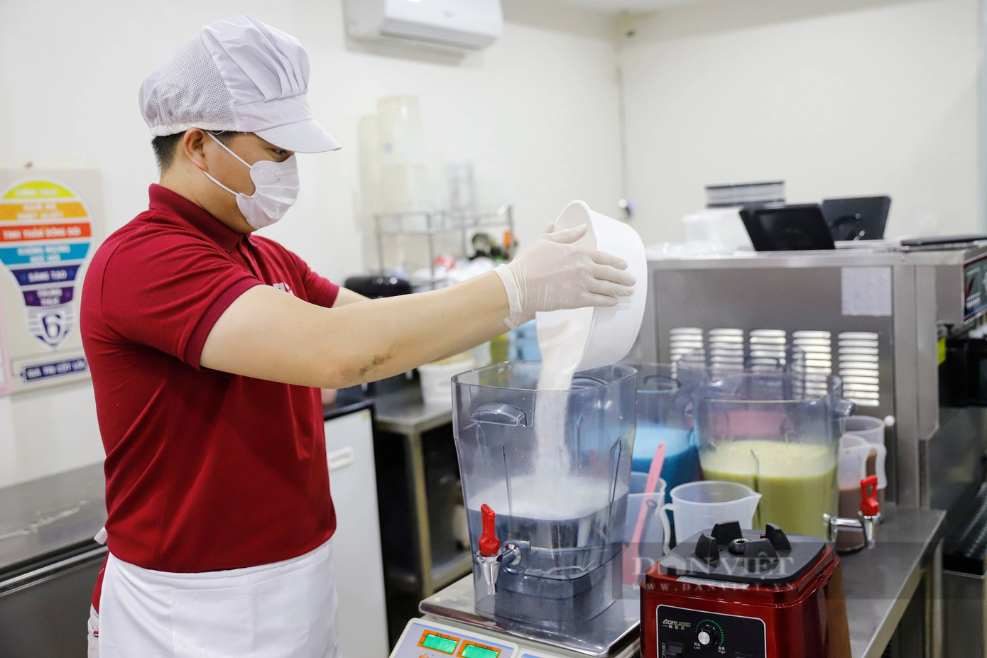 Theo tìm hiểu của PV Dân Việt, tác giả những que kem này là anh Lý Hải Hoàng Tân (quê Thừa Thiên Huế), hiện đang sinh sống và làm việc tại Hà Nội. Tại cơ sở sản xuất kem của mình, anh Tân cho biết, ý tưởng làm kem các địa danh du lịch nổi tiếng ở Hà Nội xuất phát từ lần đi du lịch sang Trung Quốc, và anh bị ấn tượng bởi những que kem có hình các địa danh nổi tiếng của quốc gia này nên anh ấp ủ kế hoạch làm tại Hà Nội.