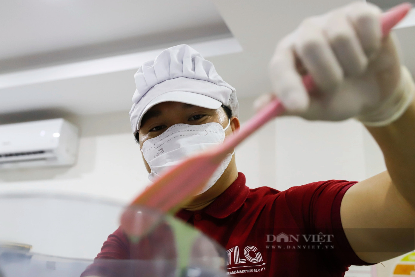 Cũng theo chia sẻ của anh Tân, anh làm kem từ năm 2018 và đến năm 2021 bắt đầu làm những que kem với nhiều hình thù khác nhau. Cho đến năm 2023, anh cho ra mắt sản phẩm kem địa danh với mục tiêu góp một phần nhỏ quảng bá du lịch địa phương.