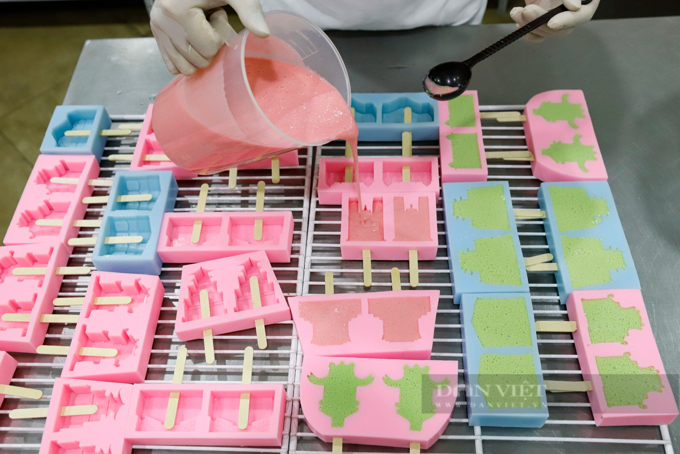 "Kem địa danh ở Trung Quốc có giá rất cao, quy ra tiền Việt khoảng 70.000 đồng. Giá này nếu bán ở Việt Nam không khả thi nên tôi đã sáng tạo ra những chiếc kem hương vị địa phương, phù hợp với văn hóa người Việt, quan trọng nhất là giá hợp lý. Một chiếc kem địa danh tôi bán chỉ 20.000 đồng", anh Tân nói.