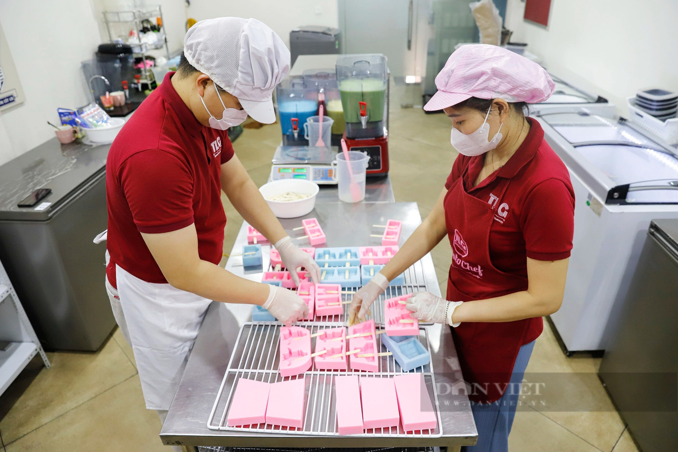 "Để có một chiếc kem in hình các địa danh một cách hoàn hảo, tôi phải đến từng nơi quan sát, tự lên ý tưởng thiết kế rồi đúc thành khuôn. Đây là việc khó khăn nhất khi tôi làm kem địa danh", anh Tân chia sẻ.