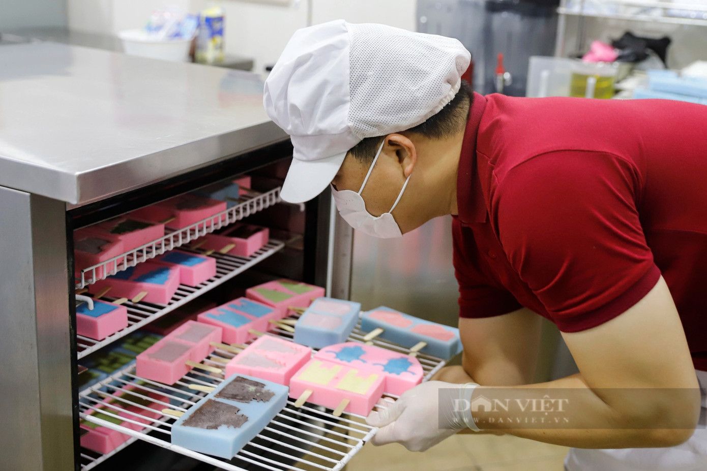 Được biết, đối tượng khách hàng mua kem địa danh chủ yếu là giới trẻ, khách du lịch và phụ nữ thích chụp ảnh check in.