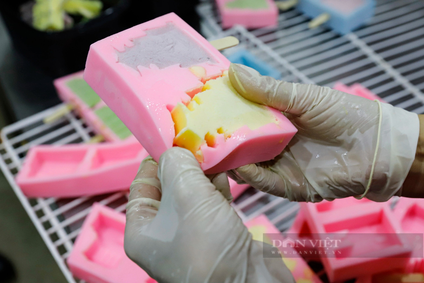 Công đoạn tách kem ra khỏi khuôn đảm bảo hình còn nguyên vẹn là một khó khăn khi sản xuất kem địa danh.