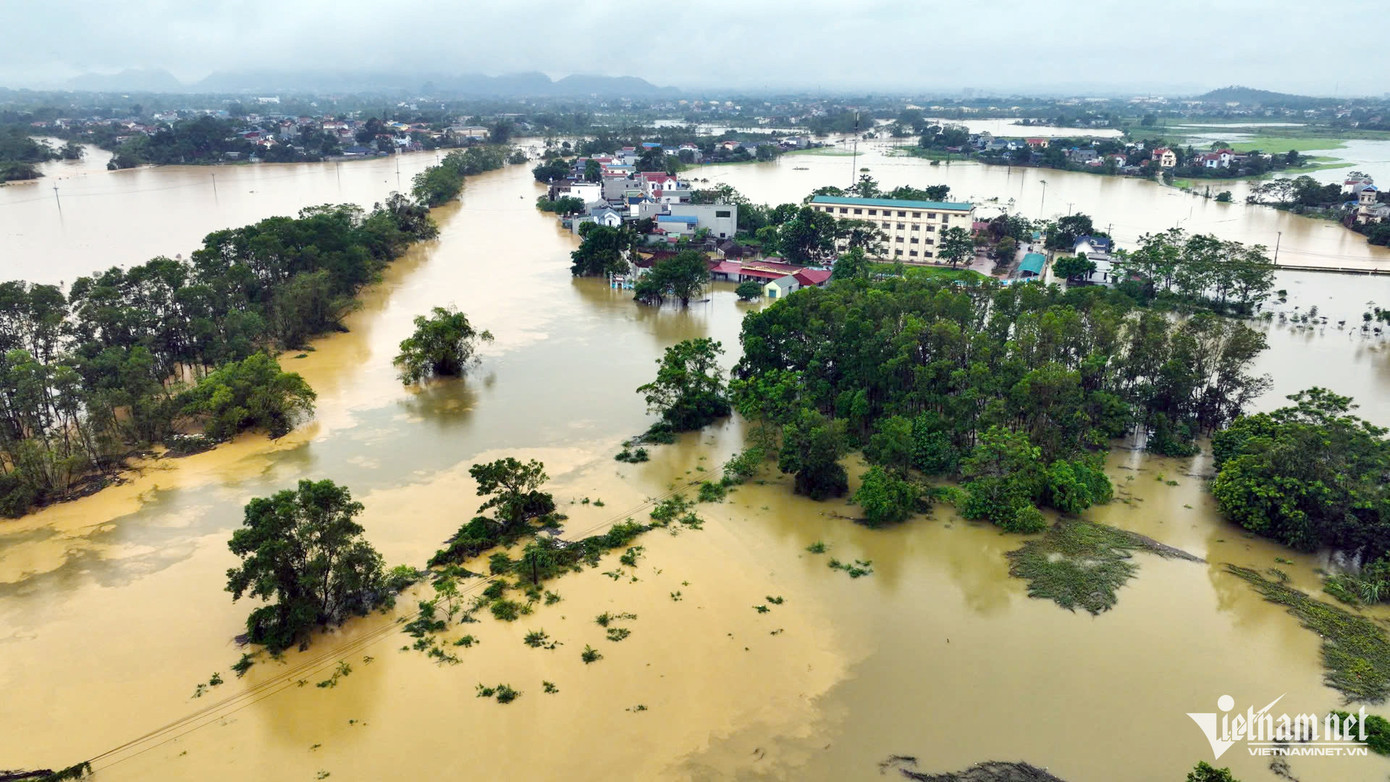 Gây ngập nặng nhất tính đến thời điểm này là dòng sông Bùi. Nước đã tràn vào các khu dân cư từ mấy ngày trước, không còn trông thấy đường bao. Ảnh: Thạch Thảo Gây ngập nặng nhất tính đến thời điểm này là dòng sông Bùi. Nước đã tràn vào các khu dân cư từ mấy ngày trước, không còn trông thấy đường bao. Ảnh: Thạch Thảo