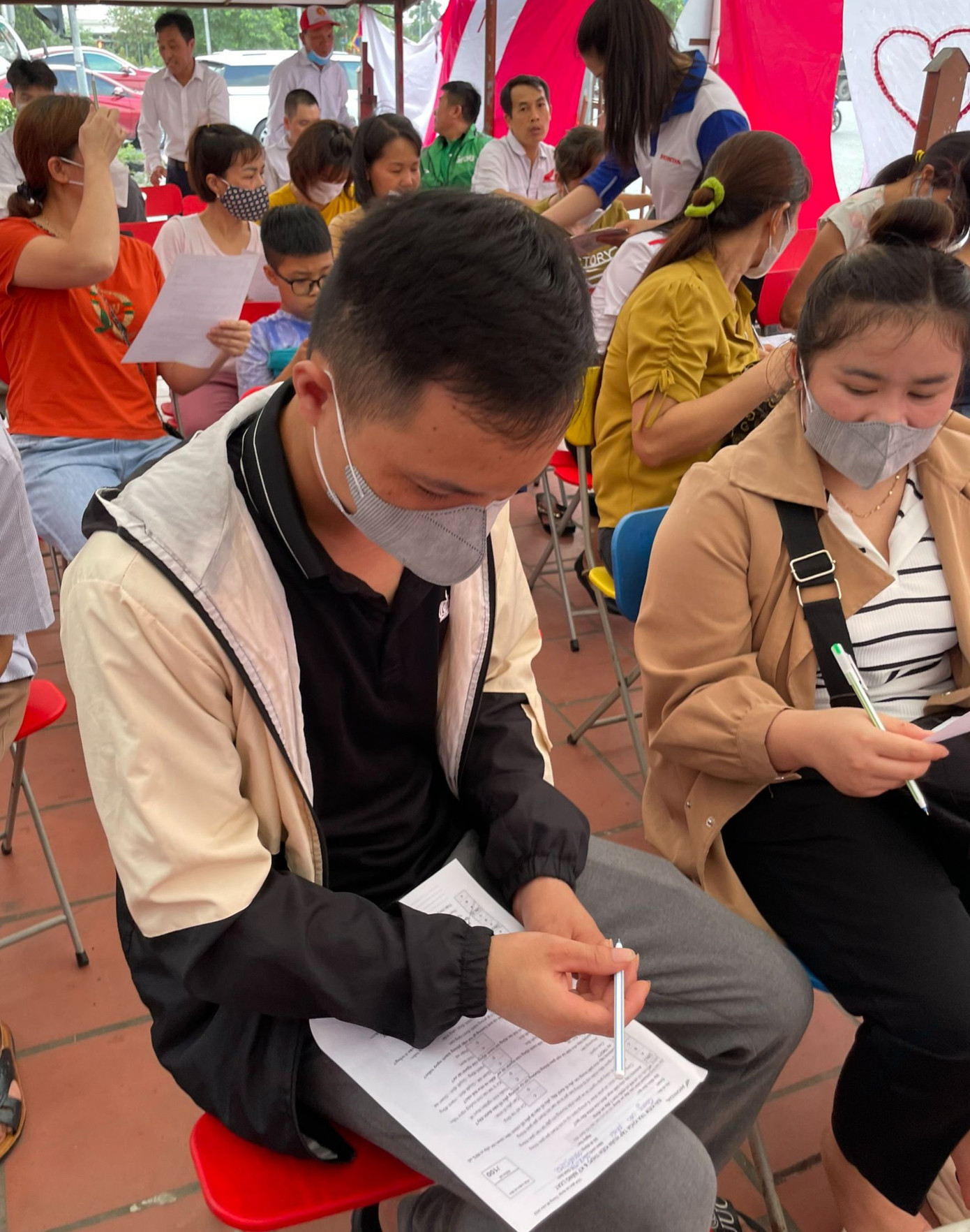 Khách hàng có mặt tại Head Tiến Cường tham gia phần thi lý thuyết.