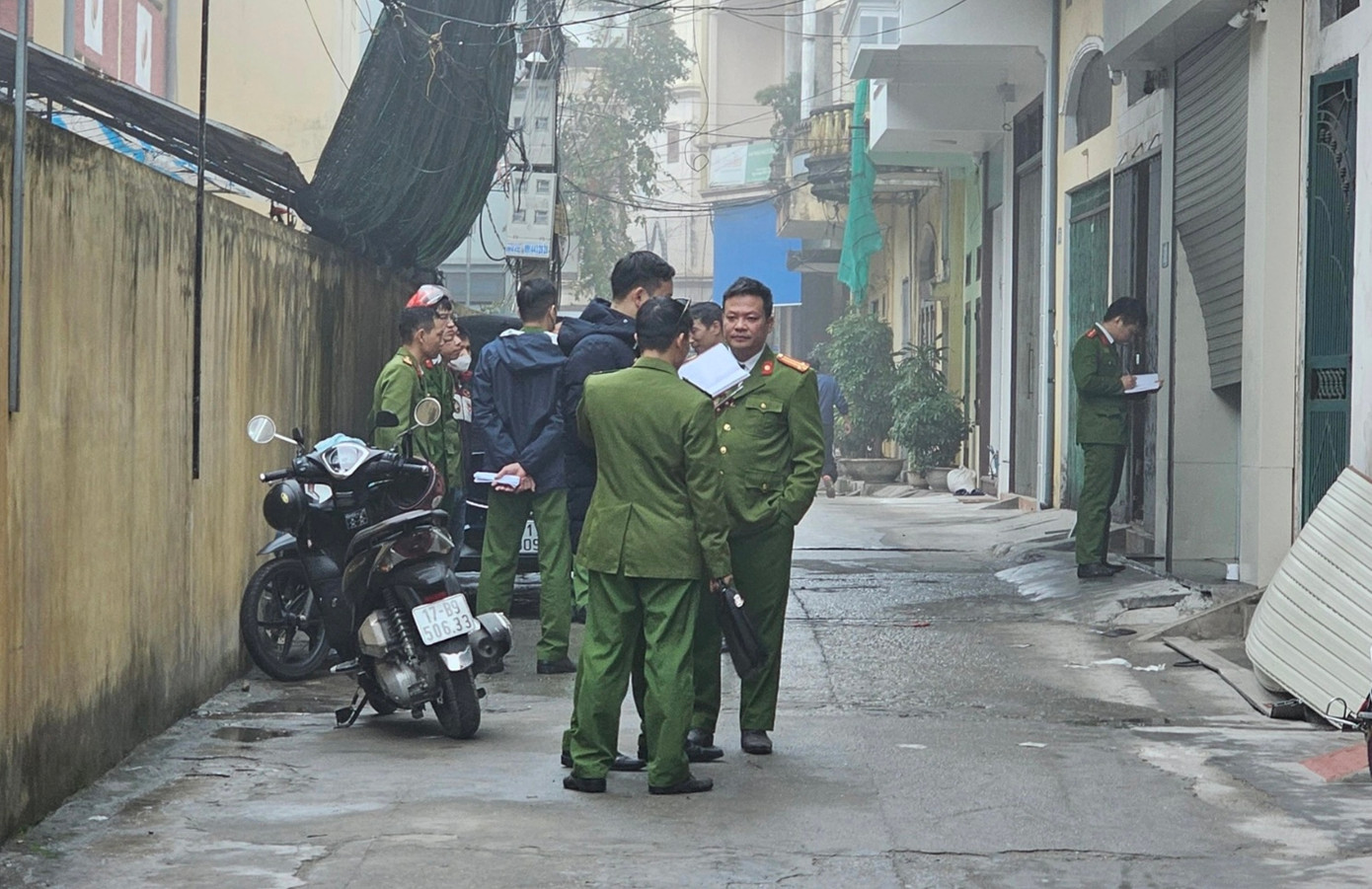 Lực lượng công an điều tra làm rõ nguyên nhân vụ cháy (Ảnh: A.M).