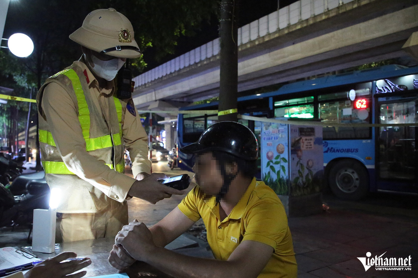 Lực lượng chức năng kiểm tra nồng độ cồn với tài xế T. Ảnh: Đình Hiếu