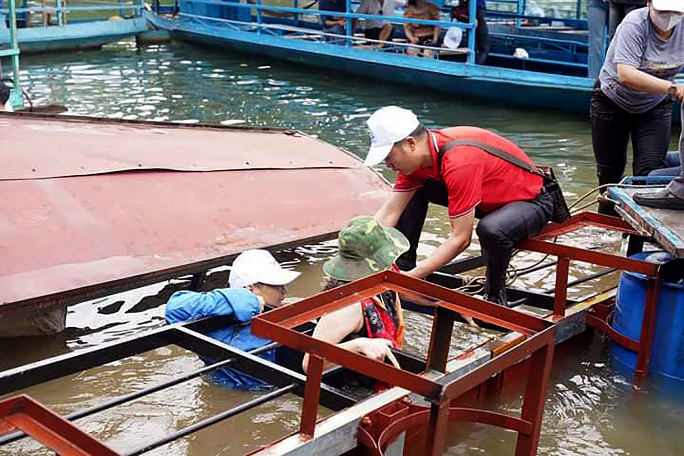 Sập cầu phao khiến nhiều du khách rơi xuống hồ Ba Bể. Ảnh: Bắc Kạn 24h