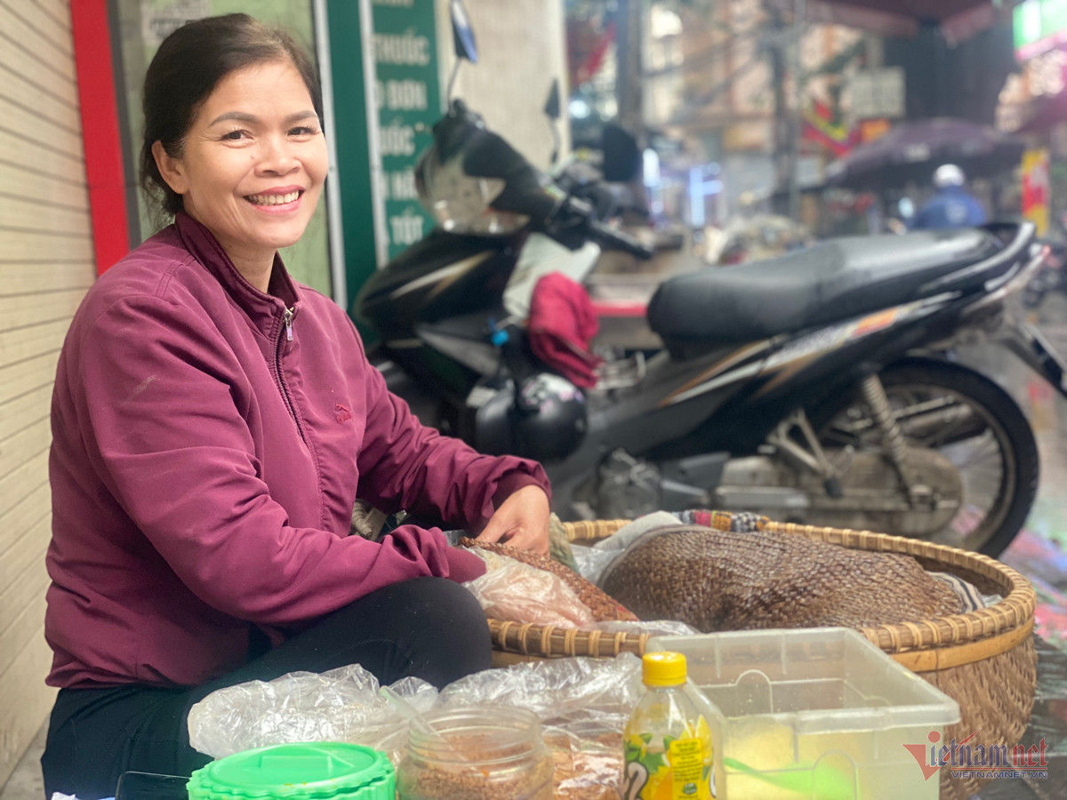 Chị Mai có hơn 10 năm bán xôi ở phố Trung Kính. Chị Mai có hơn 10 năm bán xôi ở phố Trung Kính.