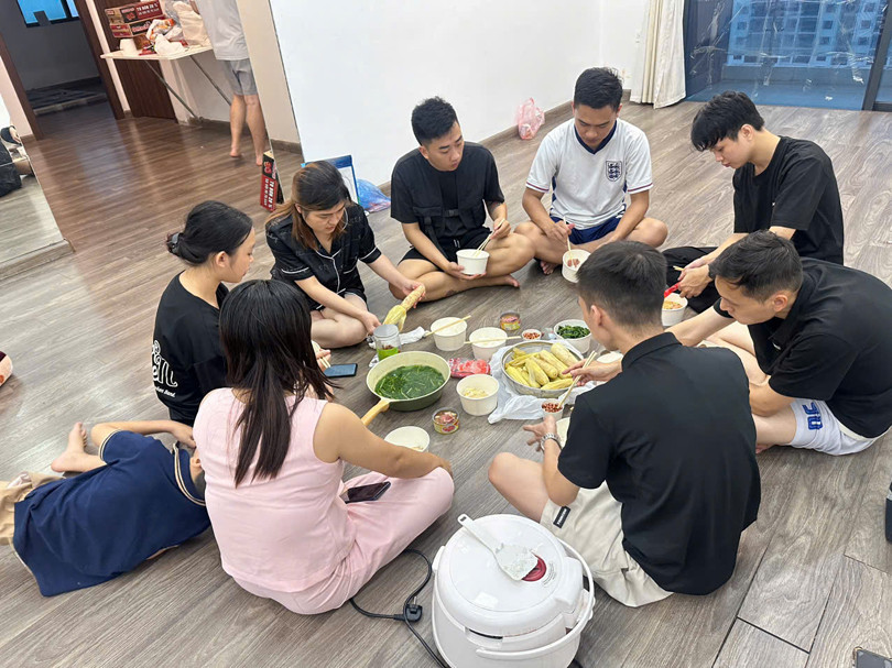 Bữa cơm tối ấm áp tình người Bữa cơm tối ấm áp tình người