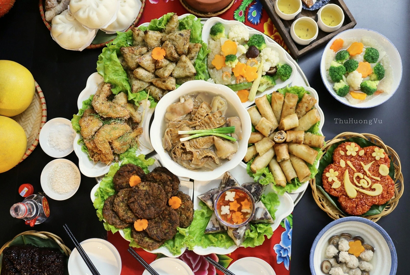 Mâm cơm tất niên gồm gà rang muối, chả rươi, nem rươi, nem chả giò, giò xào, bóng xào, canh măng, xôi gấc, mâm tam sên, chè lam, dưa hành, xôi gấc.