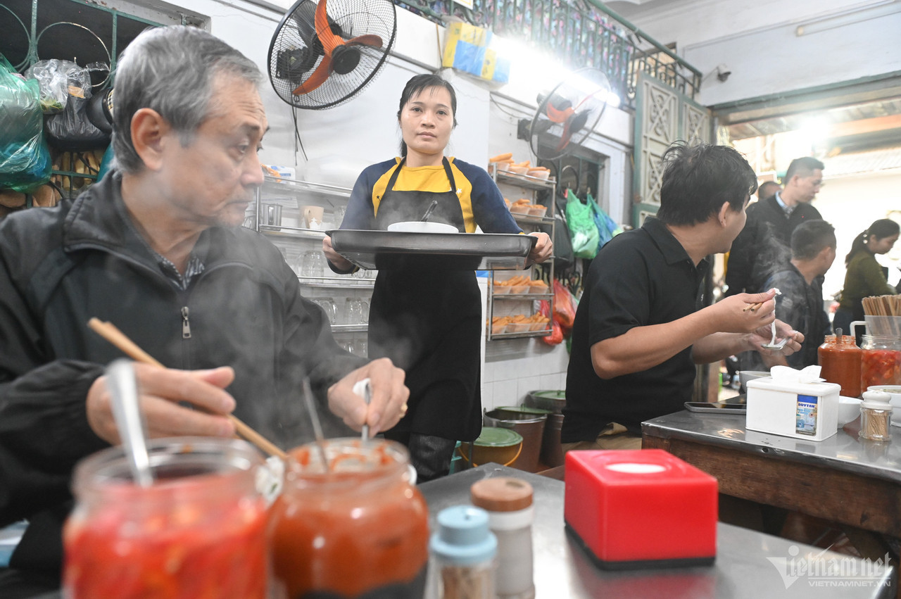 Hiện ở đây có khoảng 4 nhân viên làm việc không ngừng nghỉ, vì lượng khách đông. "Sau vụ việc liên quan đến nam TikToker, số lượng khách đến quán ăn tăng đột biến", một nhân viên chia sẻ.