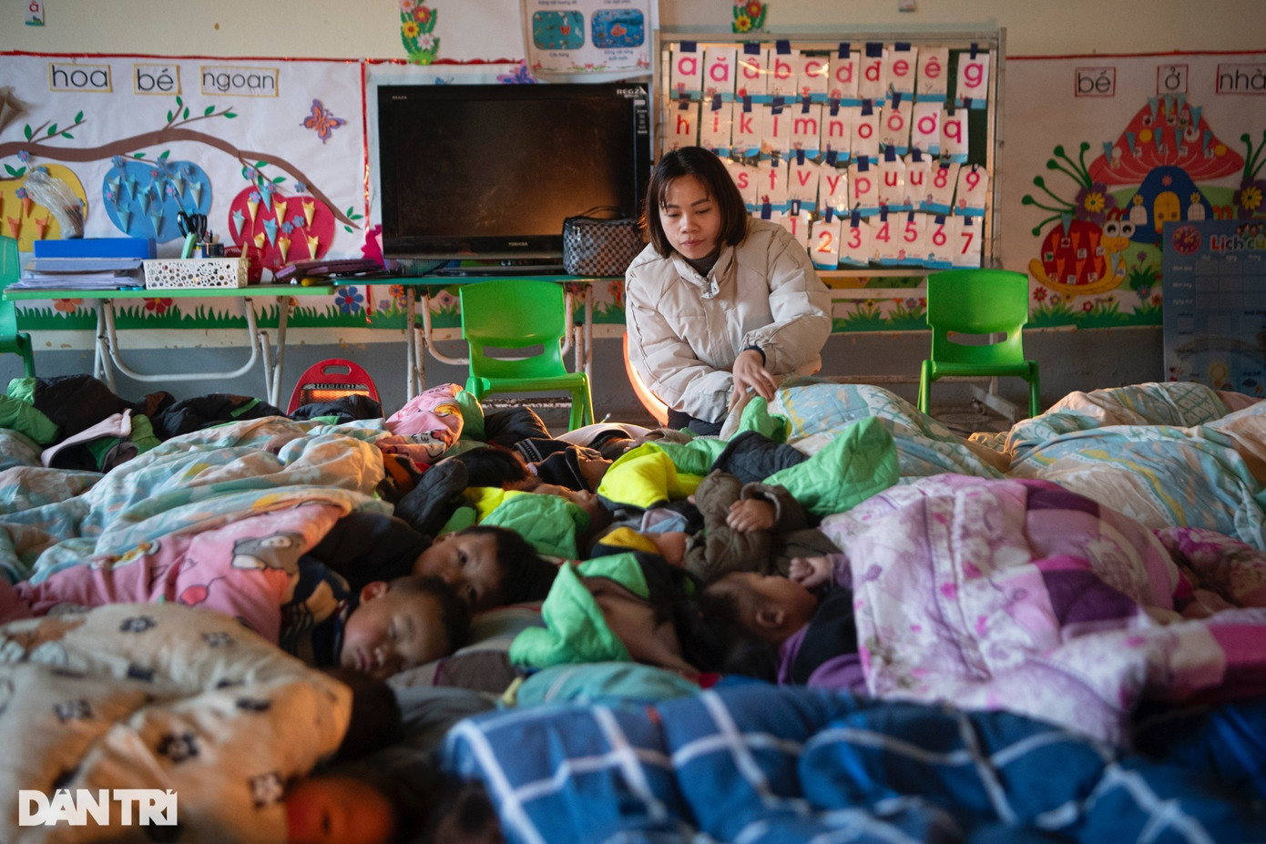 Về công tác ứng phó với không khí lạnh, nhà trường đã chuẩn bị chăn, đệm, quạt sưởi giúp các con không bị lạnh để hoạt động học tập được diễn ra bình thường. Về công tác ứng phó với không khí lạnh, nhà trường đã chuẩn bị chăn, đệm, quạt sưởi giúp các con không bị lạnh để hoạt động học tập được diễn ra bình thường.