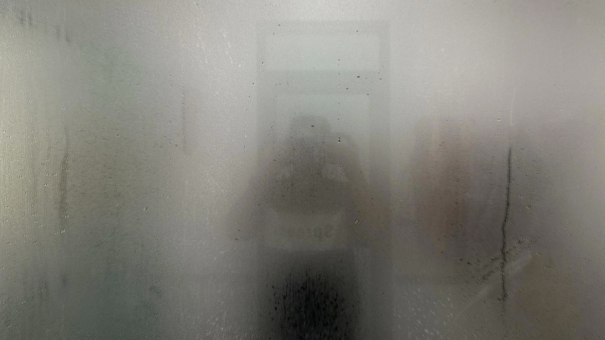 Cửa kính trong nhà vệ sinh "toát mồ hôi" (Ảnh: Nhân vật cung cấp).