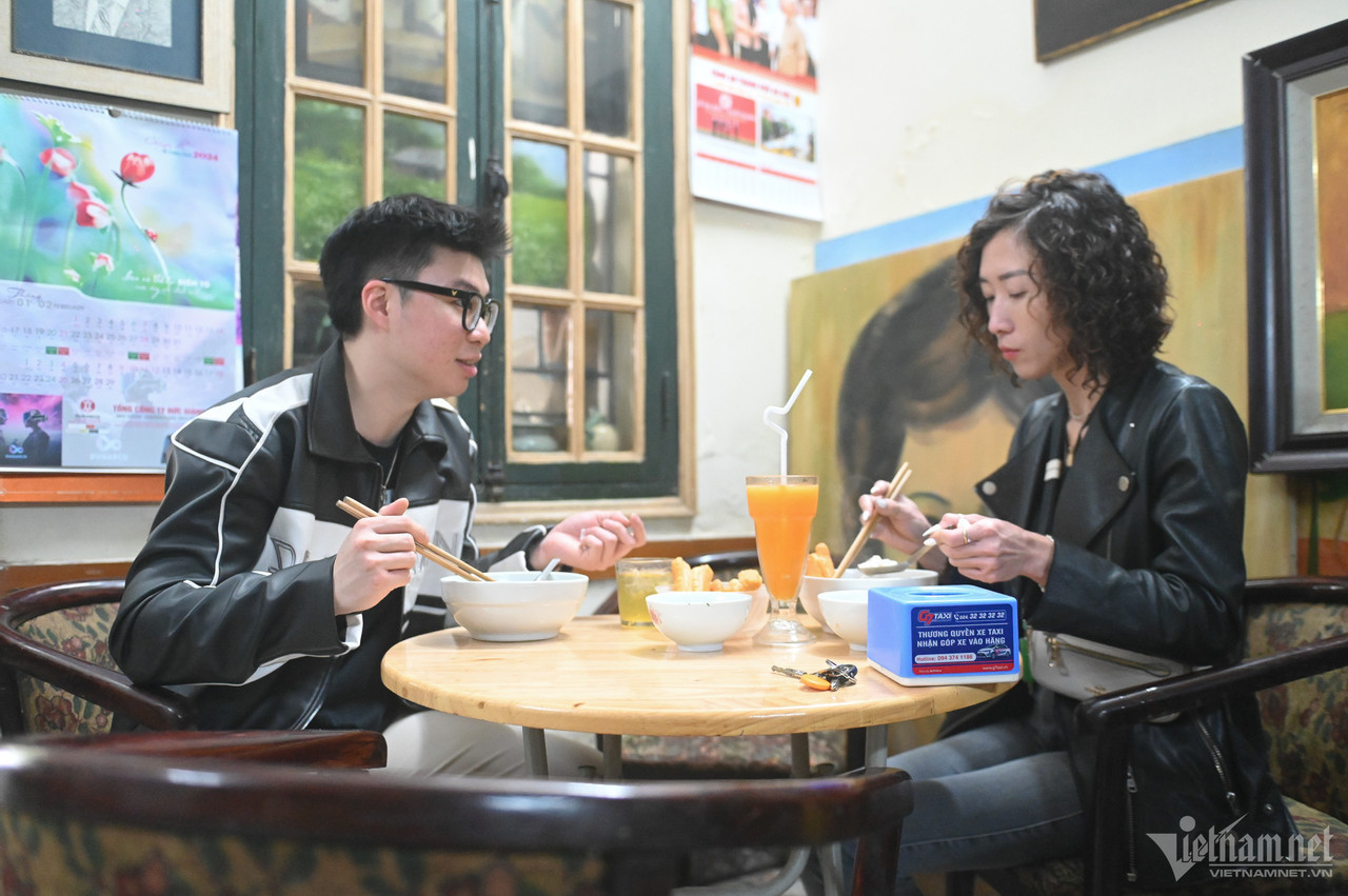 Anh Phạm Hồng Quang (quận Hoàn Kiếm) đã nhiều lần nói chuyện cùng bà Thu. "Cô Thu rất thẳng tính, thỉnh thoảng giọng cô hơi gằn, nhưng không có ý gì cả", anh Quang nhận xét.