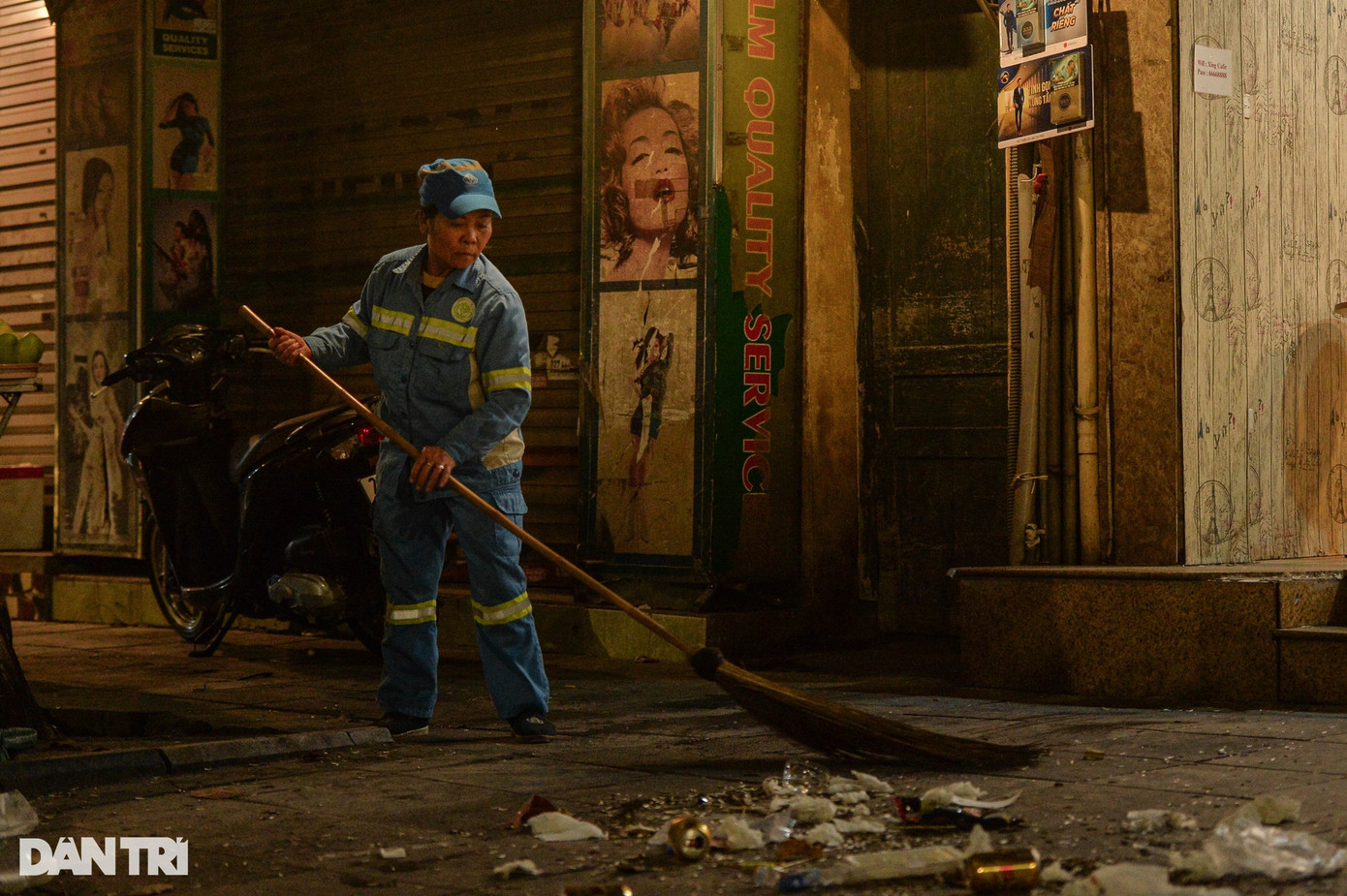 Dù công việc cực nhọc nhưng các công nhân vệ sinh môi trường vẫn cần mẫn làm việc. Kể từ ngày vào làm việc tại Xí nghiệp môi trường đô thị số 2, bà Hoa đã quen với việc đón giao thừa bên cạnh xe rác. Và dù rác thải nhiều hay ít, bà Hoa cũng như các đồng nghiệp đều vui vẻ, chăm chỉ làm việc để góp phần làm sạch phố phường Hà Nội.